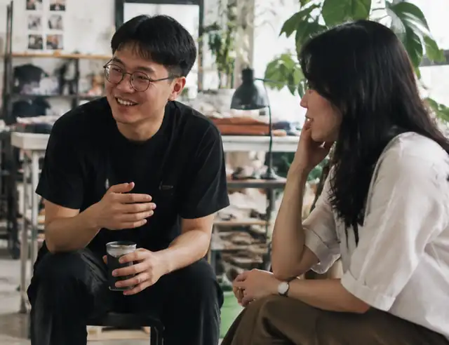 两位创作者在共享空间内自然交流